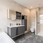 3 Bedroom House With Garden, Free Parking Konukevi 4*