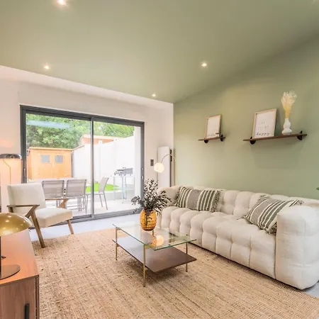 Πανσιόν 3 Bedroom House With Garden, Free Parking 4*