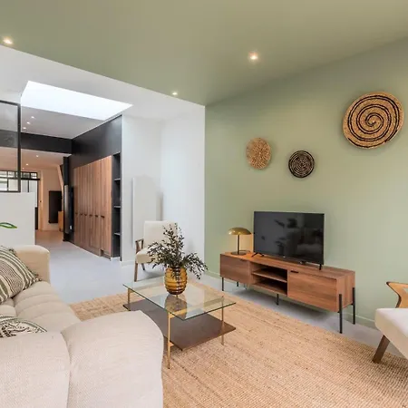 Πανσιόν 3 Bedroom House With Garden, Free Parking