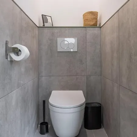 3 Bedroom House With Garden, Free Parking Guest house *