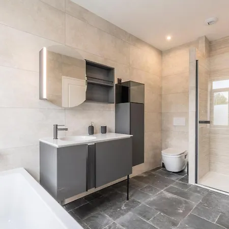 3 Bedroom House With Garden, Free Parking Πανσιόν 4*