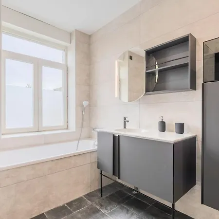 3 Bedroom House With Garden, Free Parking 4*