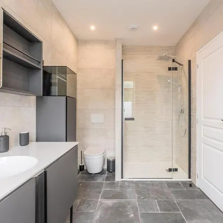 3 Bedroom House With Garden, Free Parking Πανσιόν