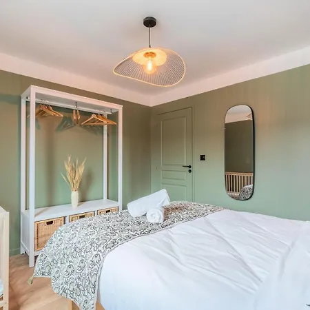 Guest house 3 Bedroom House With Garden, Free Parking *