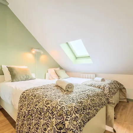 3 Bedroom House With Garden, Free Parking *