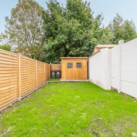 3 Bedroom House With Garden, Free Parking