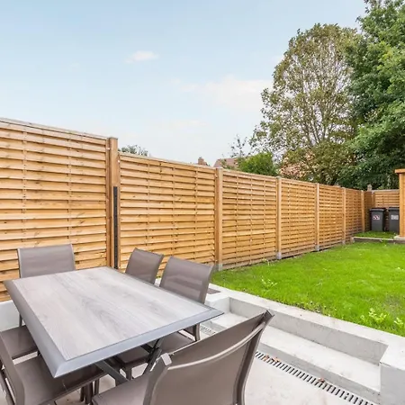 Guest house 3 Bedroom House With Garden, Free Parking 4*