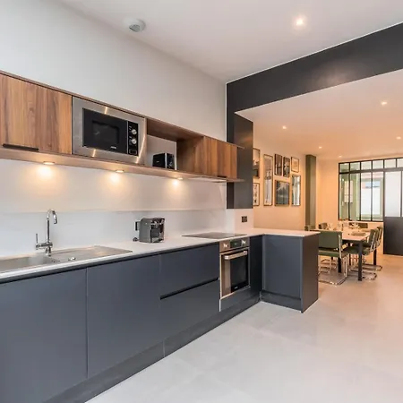 Πανσιόν 3 Bedroom House With Garden, Free Parking 4*