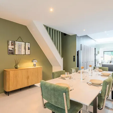 Guest house 3 Bedroom House With Garden, Free Parking *